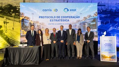 STCP and Carris administrators on stage after signing the new protocol.